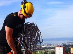 Tilkomstteksnikker fra High Access Solutions med klatreutstyr